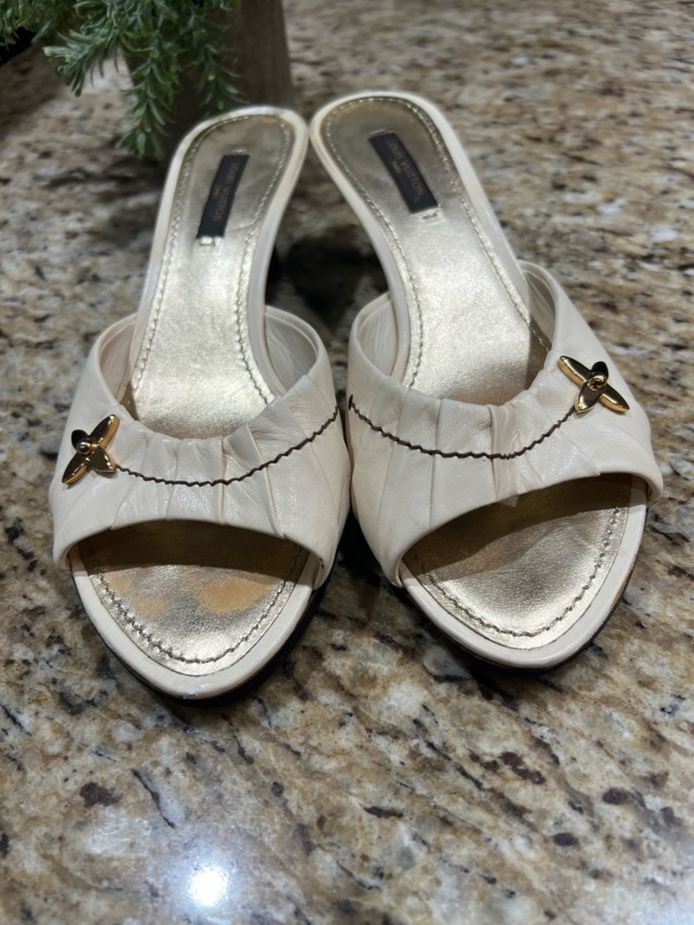 Louis Vuitton Cream Leather Slip-On Kitten Heel Mules with Gold Flower 36.5 - Picture 6 of 12